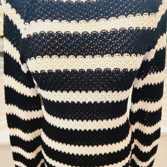ALICE &  OLIVIA BLACK / WHITE KNITTED SWEATER DRESS WITH BELL SLEEVE SIZE SMALL - Picture 4 of 6